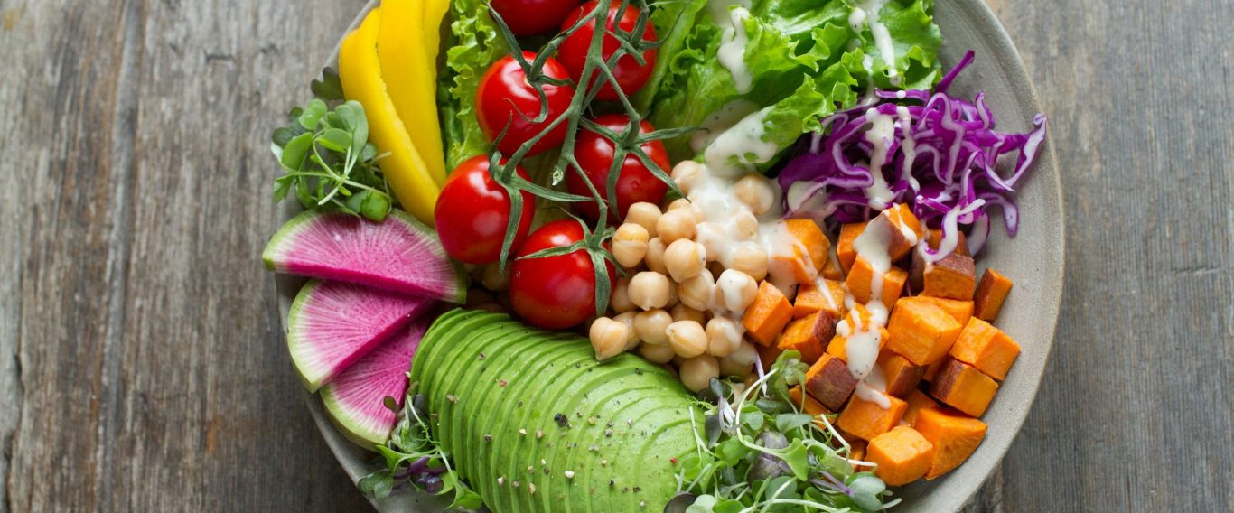 Vielfältige Ernährung im Alltag Schale mit frischem Gemüse, Blattsalat, Avocado und Kichererbsen